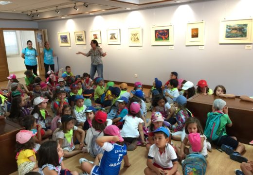 Nenos do Verán Cultural visitan a exposición en homenaxe ao Dolmen de Axeitos